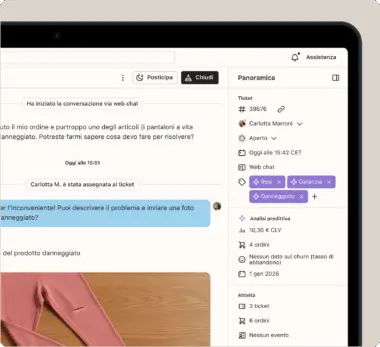 Schermata di un'interfaccia di chat di assistenza clienti su un computer, con messaggi riguardanti un articolo danneggiato e dettagli del ticket.