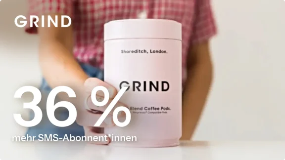 Person hält eine Dose GRIND-Kaffeekapseln. Text: "36 % mehr SMS-Abonnent*innen".