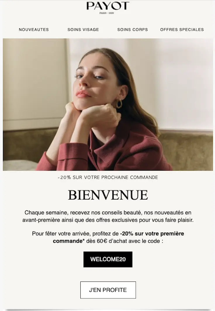 Photo d'une femme portant un pull bordeaux, posant avec les mains sous le menton, accompagnée d'un texte offrant -20% sur la première commande Payot, avec un code promo et une invitation à découvrir conseils beauté et nouveautés.