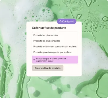 Menu de création de flux de produits Klaviyo AI sur fond vert mousseux, avec options de produits recommandés.
