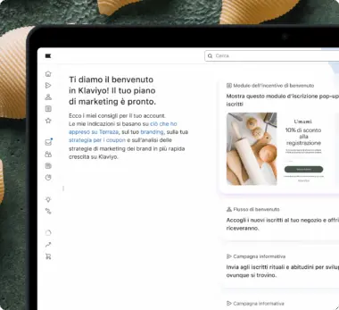 Schermata di un'interfaccia Klaviyo con testo di benvenuto e suggerimenti di marketing. A destra, un modulo di iscrizione con sconto.